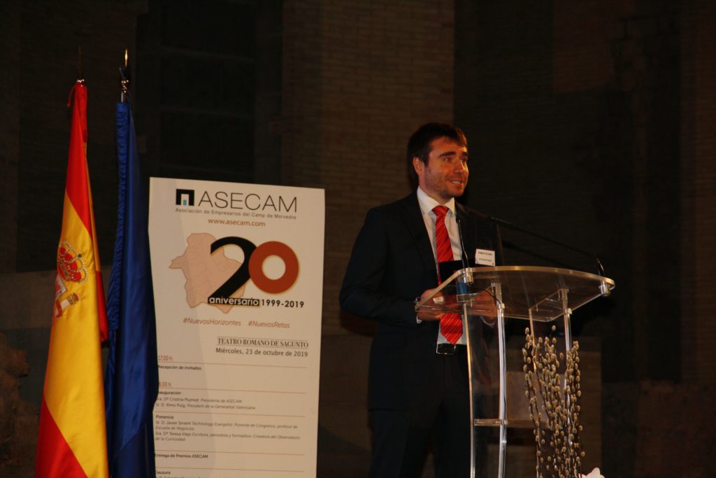Pablo Olivas, CEO de ENTRESISTEMAS, tras recoger el galardón a la Innovación de manos de ASECAM